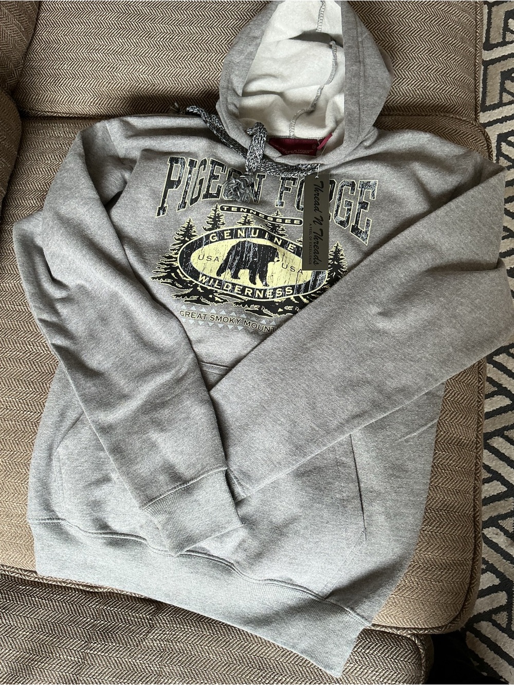 Men’s or women’s hoodie size small NWT grey!